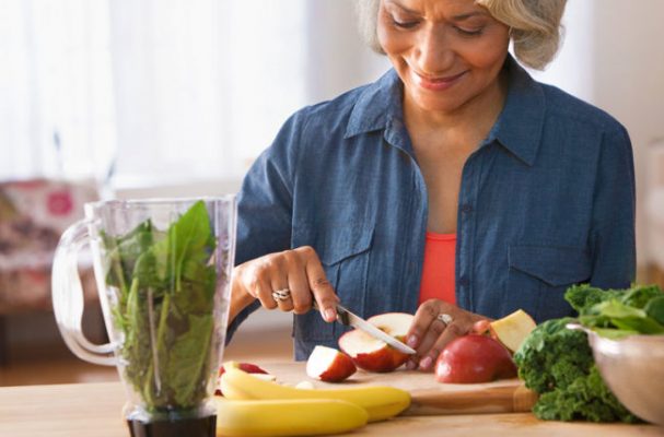 أفضل الأغذية والمكملات الطبيعية للنساء كبار السن